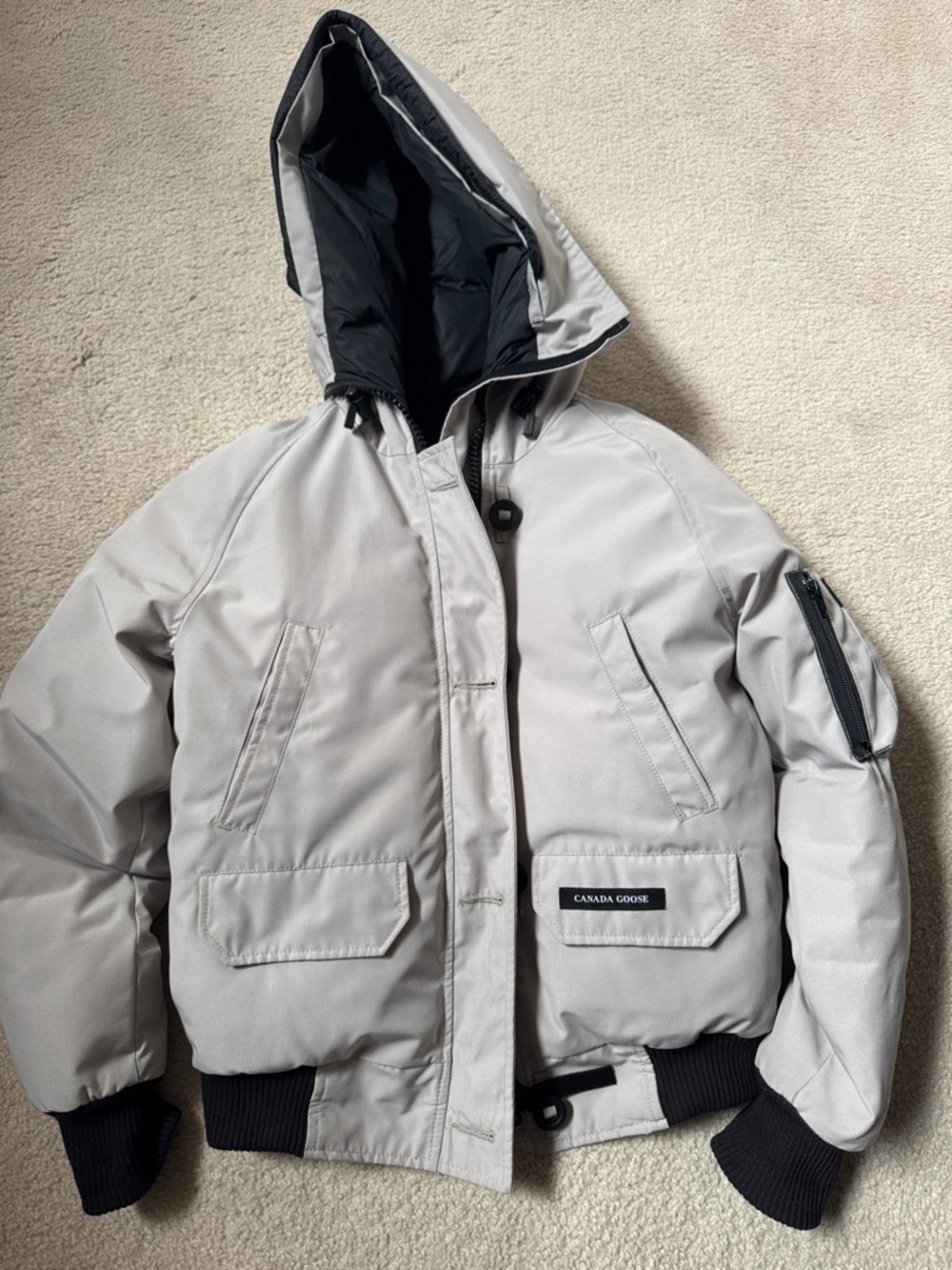 Canada Goose Chilliwack bomber Hooded Puffer Jacket in Limestone